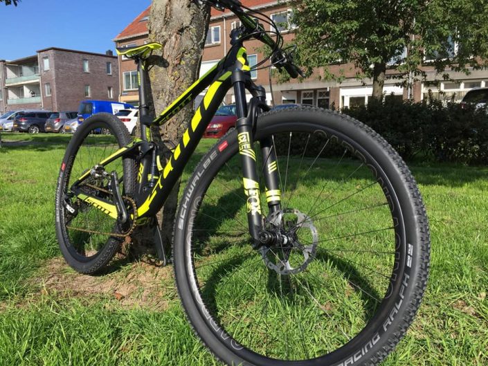 Scott full suspension met carbon MTB wielenScott full suspension met carbon MTB wielen