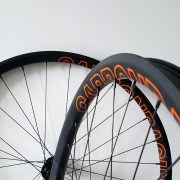 MTB5 DT Swiss 350 naven met oranje logo
