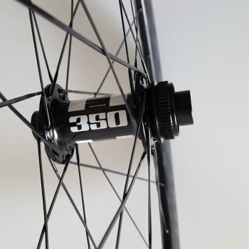 DT Swiss 350 centerlock voornaaf met steekassen en SAPIM CX-RAY spaken