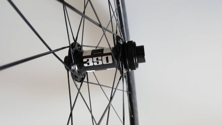 DT Swiss 350 centerlock voornaaf met steekassen en SAPIM CX-RAY spaken