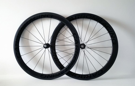 Carbon wielset voorzien van Shimano Dura Ace naven en SAPIM CX-RAY spaken