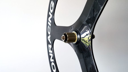 TT3 drie spaakes carbon wiel Novatec naven