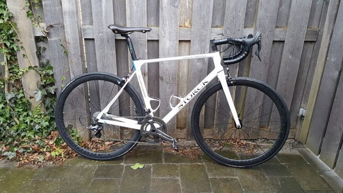 Storck fiets uitgevoerd met 38,, hoge velgen en Hope RS4 naven