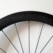 Grijs CARBONRACING logo met mat afwerking