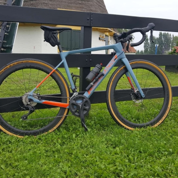 GRX gravel racer met Miche naven en SAPIM CX-RAY spaken