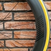 CR55 details op de velg en Vredestein banden